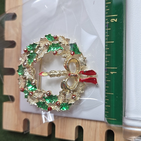 VINTAGE GERRY'S SIGNED GOLD TONE ENAMEL CHRISTMAS WREATH PIN BROOCH - Picture 16 of 16